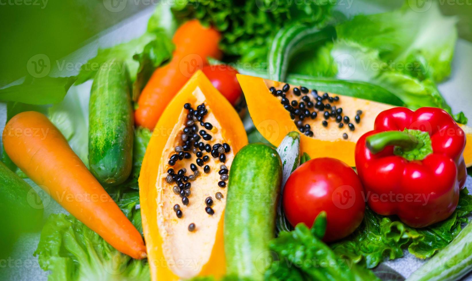 gezonde voedingskeuzes om schoon te eten, fruit, groenten, zaden, bladgroenten op grijs beton foto