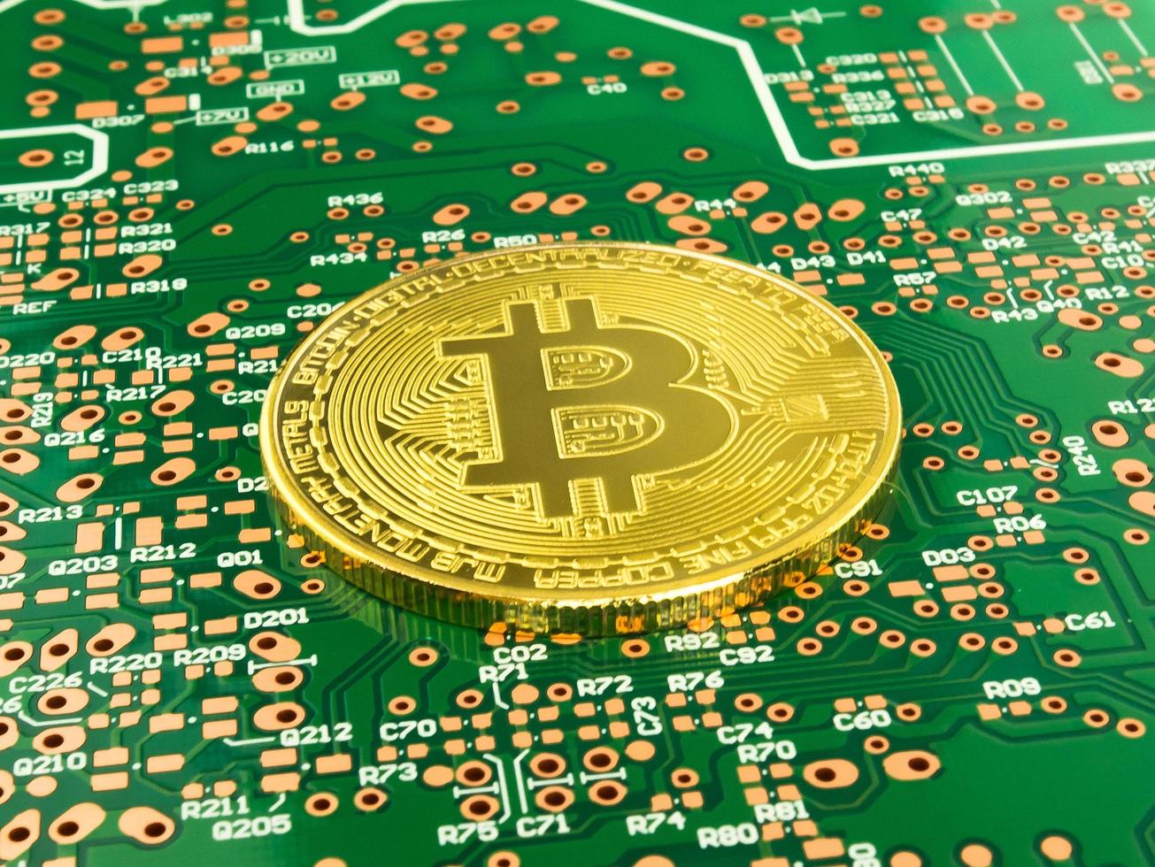 gouden bitcoin cryptocurrency op computerprintplaat, printplaten, pcb foto