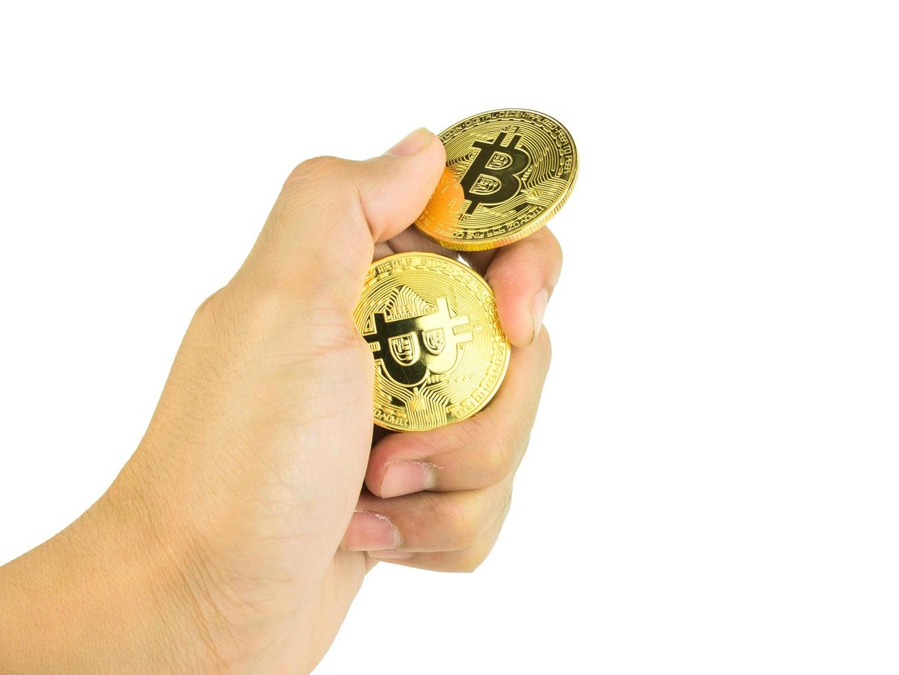 hand houden bitcoin cryptocurrency digitaal geïsoleerd op een witte achtergrond met uitknippad, btc valuta technologie zakelijk internet concept foto