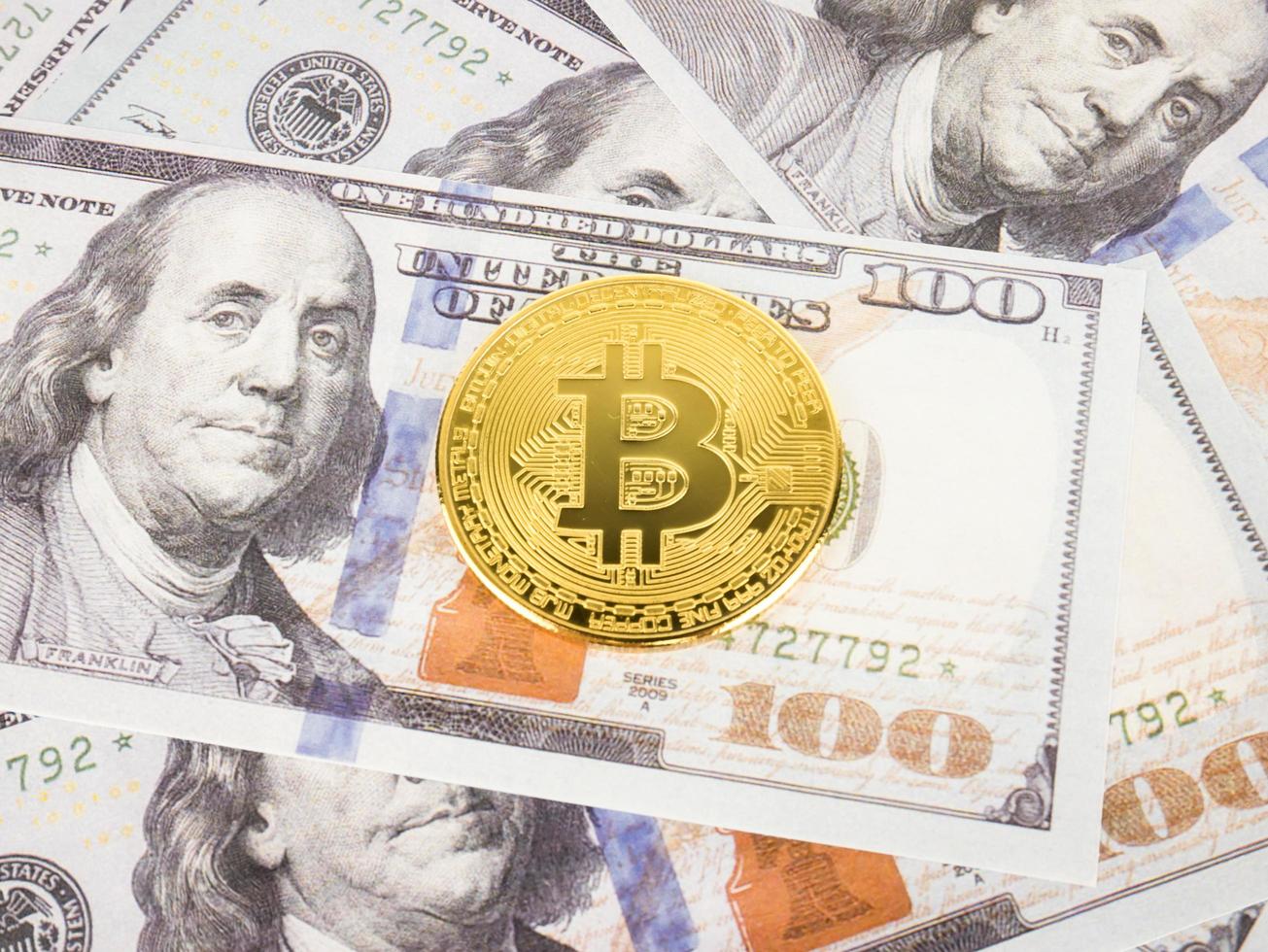 gouden bitcoin cryptocurrency op dollar geld achtergrond, btc valuta technologie zakelijk internet concept foto