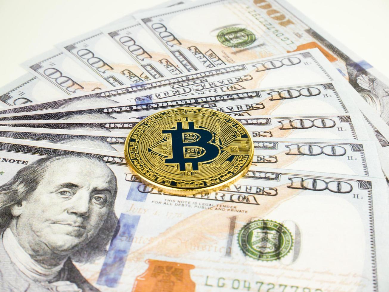 gouden bitcoin cryptocurrency op dollar geld achtergrond, btc valuta technologie zakelijk internet concept foto