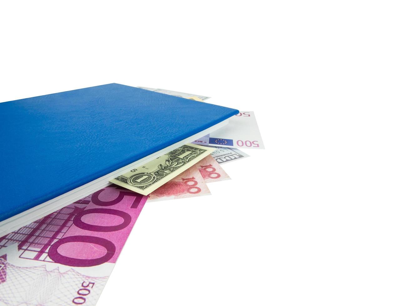 blauw boek met geneste internationale bankbiljetten, geïsoleerd op een witte achtergrond. voorraad geldconcept, zakelijke ideeën, uitknippad foto