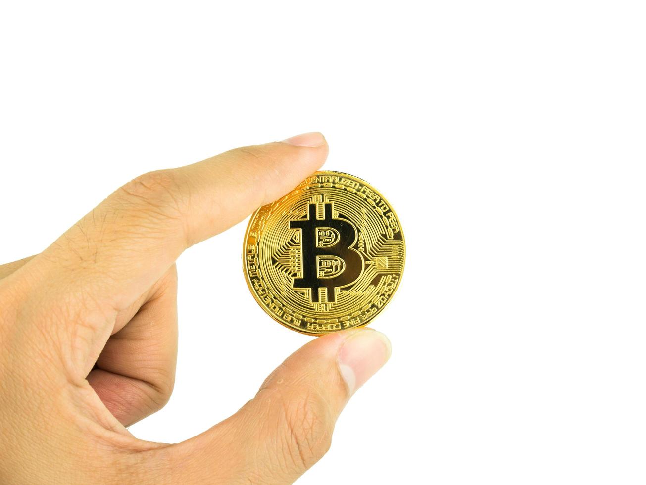 hand houden bitcoin cryptocurrency digitaal geïsoleerd op een witte achtergrond met uitknippad, btc valuta technologie zakelijk internet concept foto