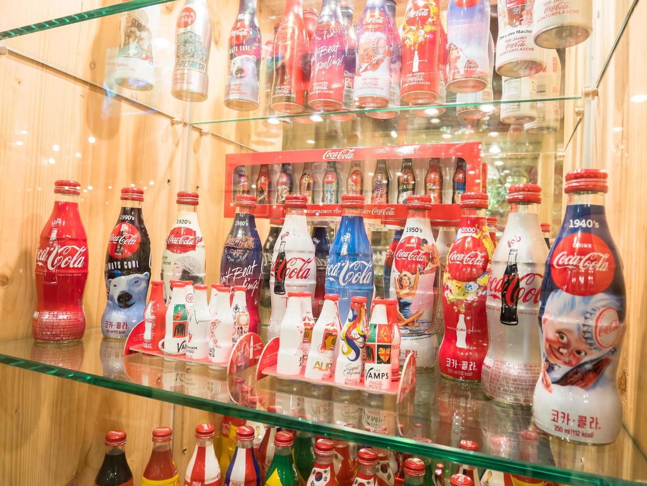 bangkok - thailand, 3 september 2017 coca cola-collecties in het museum ban bang khen in bangkok thailand foto