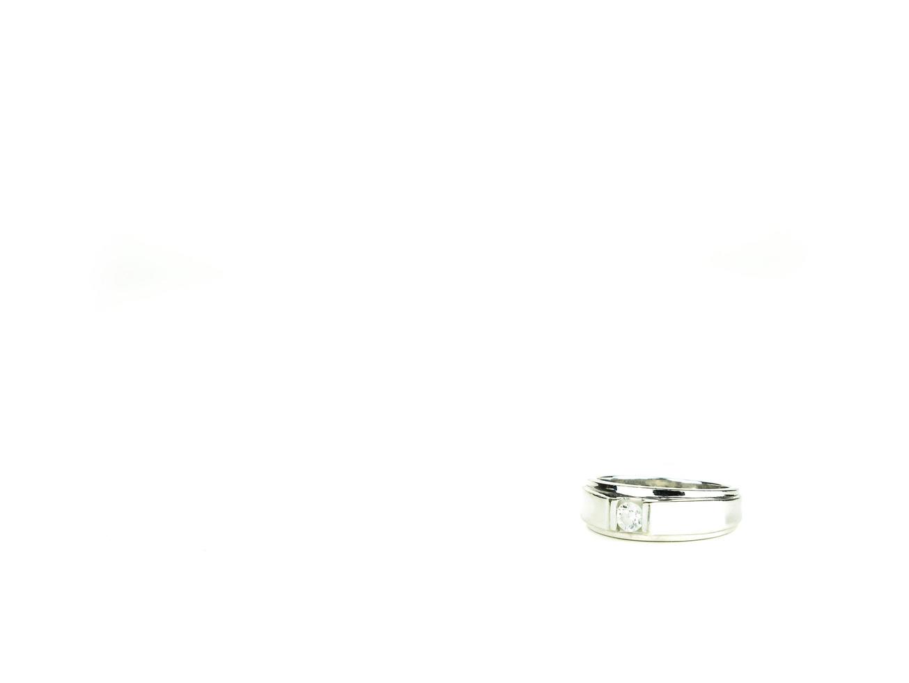 diamanten ring geïsoleerd op een witte achtergrond, bruiloft concept foto