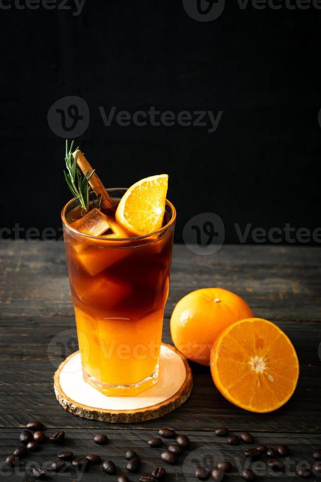 zwarte koffie met sinaasappel- en citroensap foto