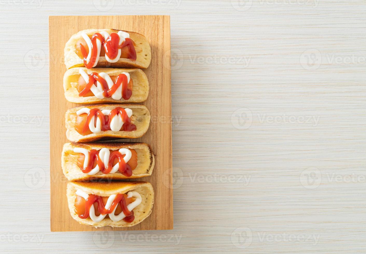 plat pannenkoekenbroodje met worst foto