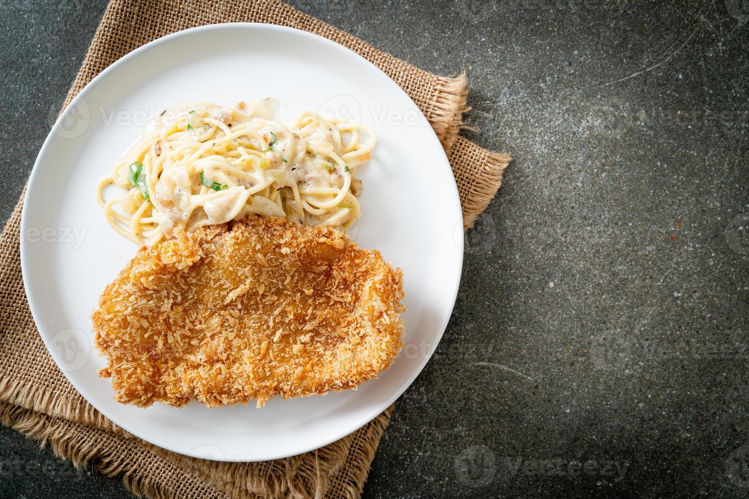 spaghetti pasta witte roomsaus met gebakken vis foto