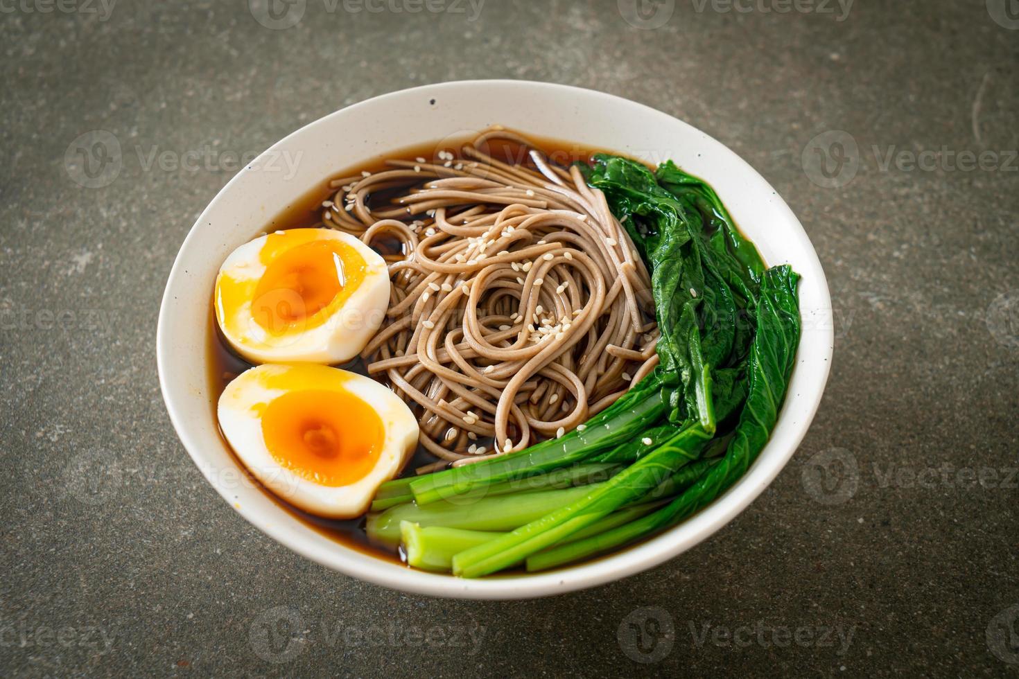 ramen noodles met ei - veganistische of vegetarische eetstijl foto