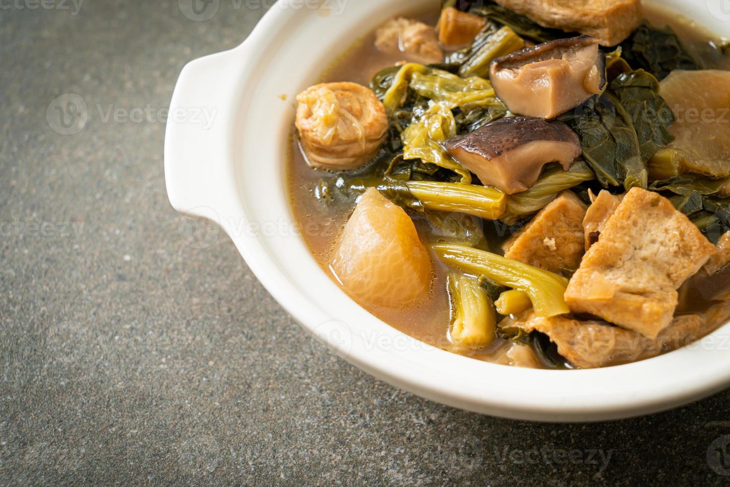 chinese groentestoofpot met tofu of mengsel van groentesoep foto