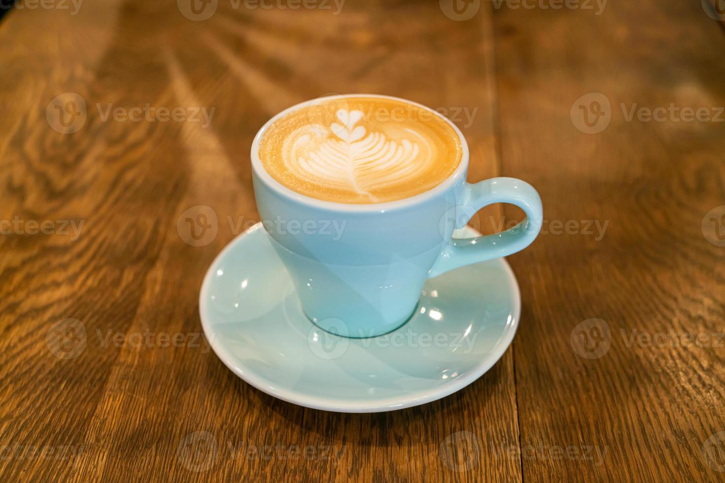 hete latte koffiekopje op tafel foto