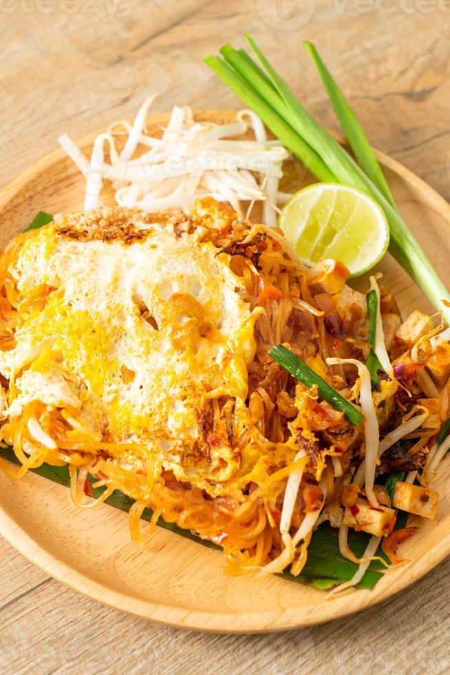 pad thai - roergebakken noedels in thaise stijl met ei foto