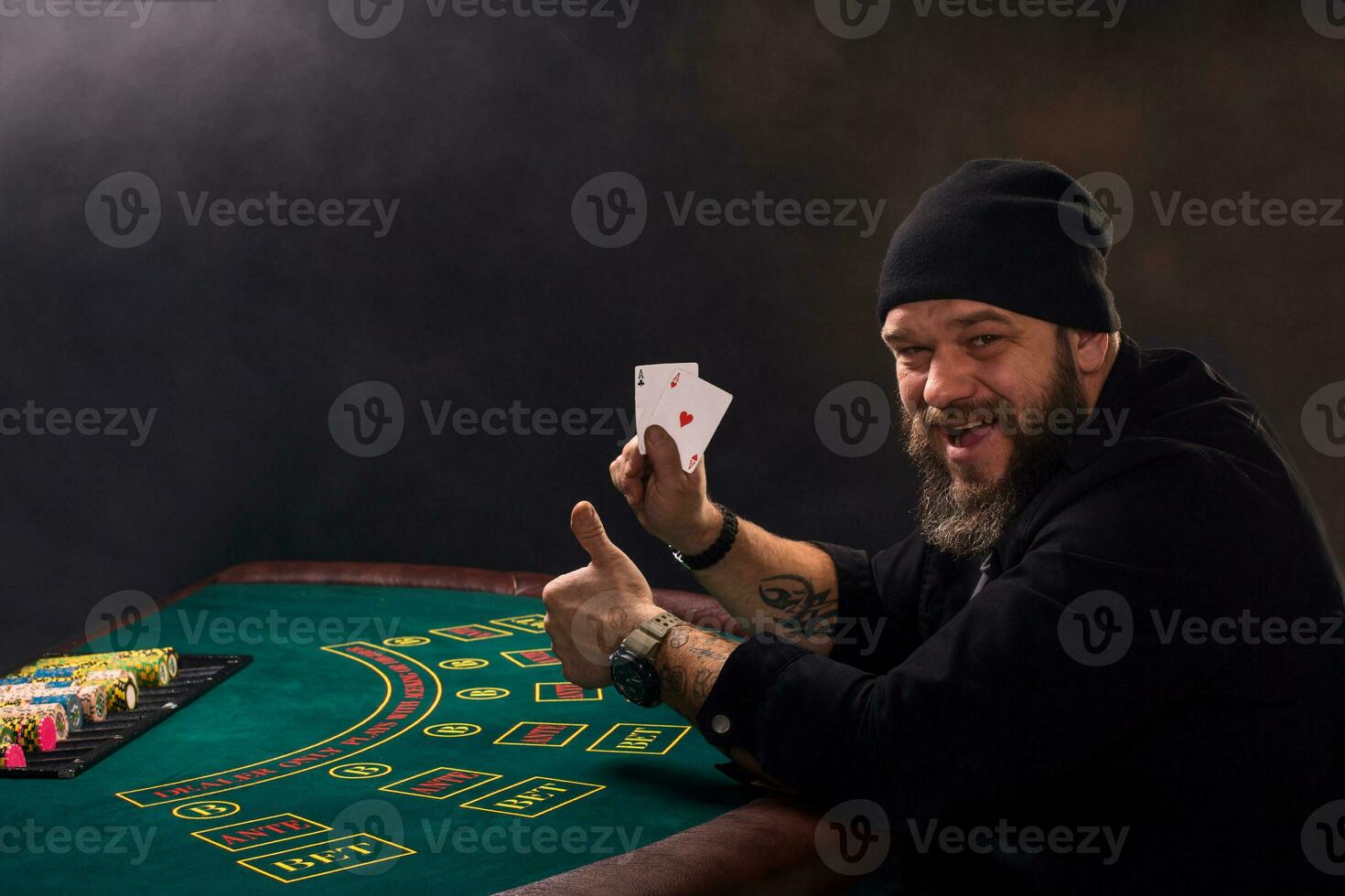 Mens is spelen poker. emotioneel kaart speler winnen in spel, Mens heel gelukkig met maken Rechtsaf keuzes, winnend allemaal de chips Aan bank. foto