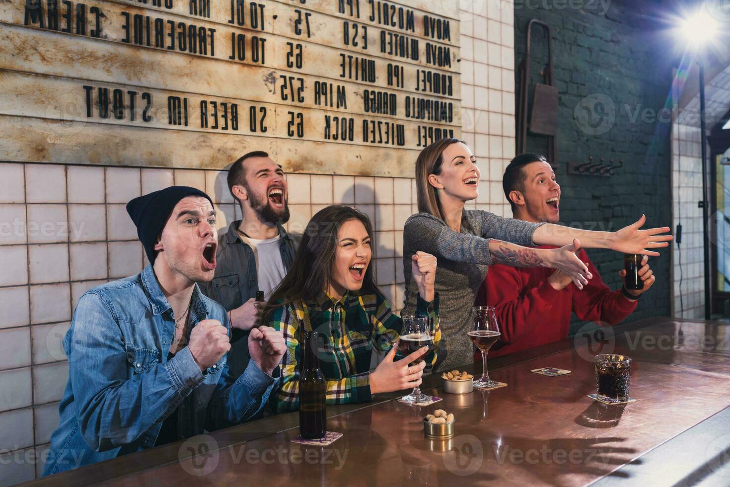 mensen, vrije tijd, vriendschap en vermaak concept - gelukkig vanaf foto