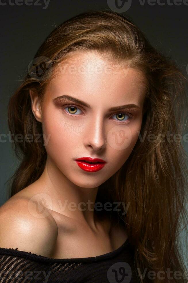 schoonheid vrouw gezicht detailopname geïsoleerd Aan zwart achtergrond. mooi foto