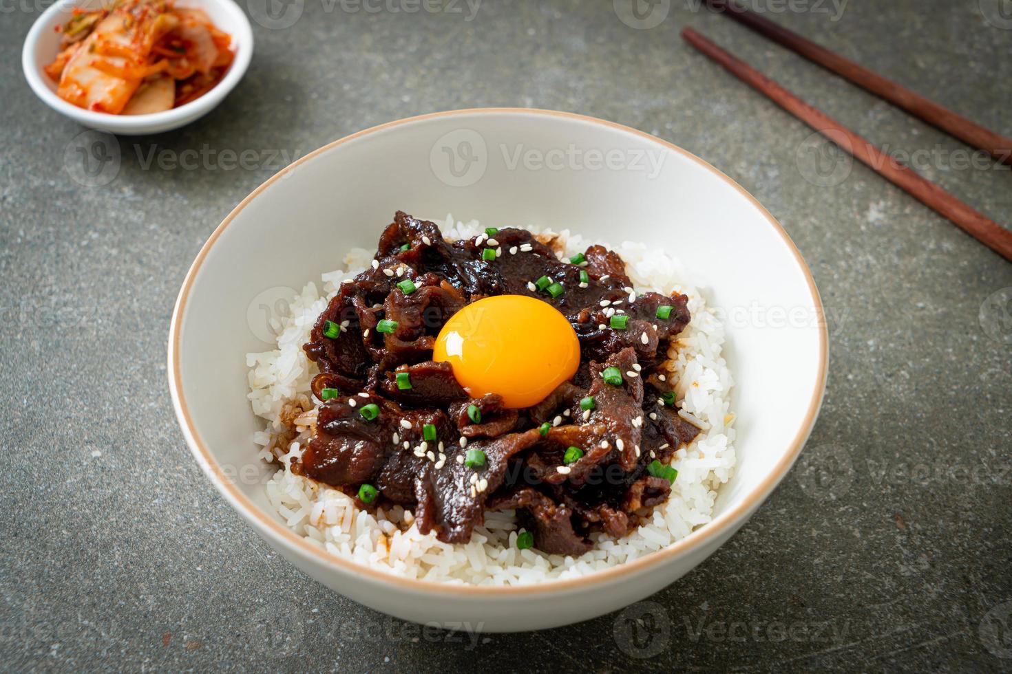 rijst met varkensvlees met sojasmaak of donburi . van Japans varkensvlees foto