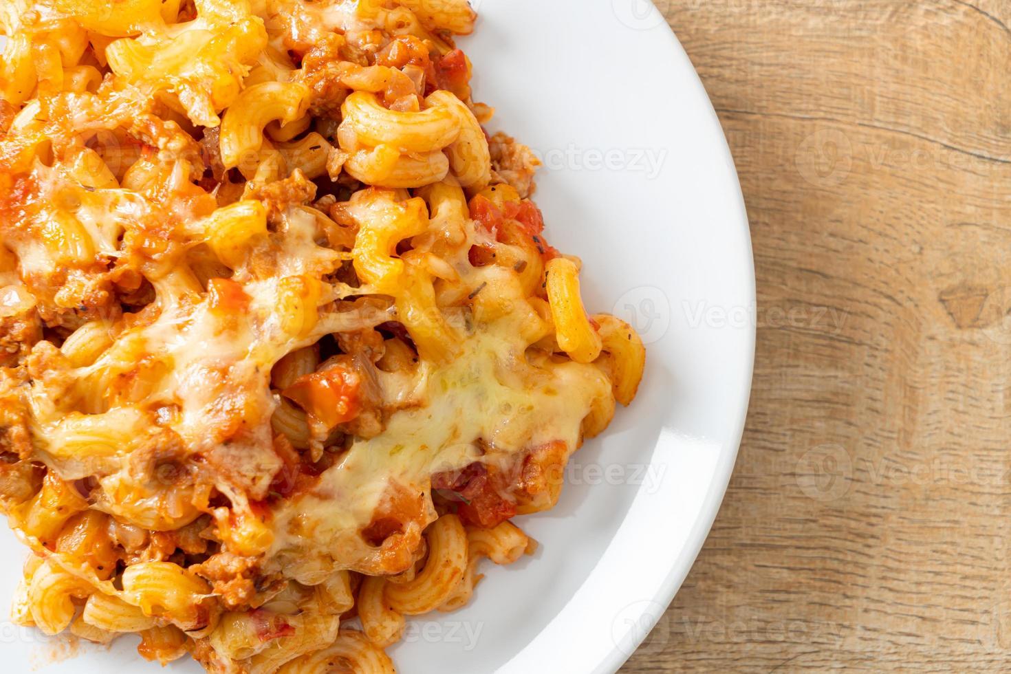 huisgemaakte macaroni bolognese met kaas foto