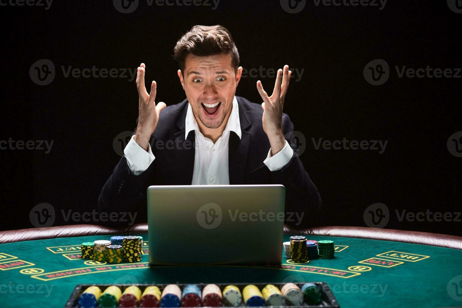 online poker spelers zittend Bij de tafel foto