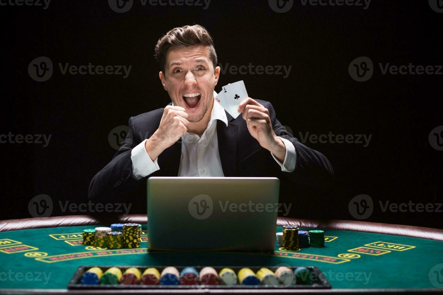 online poker spelers zittend Bij de tafel foto