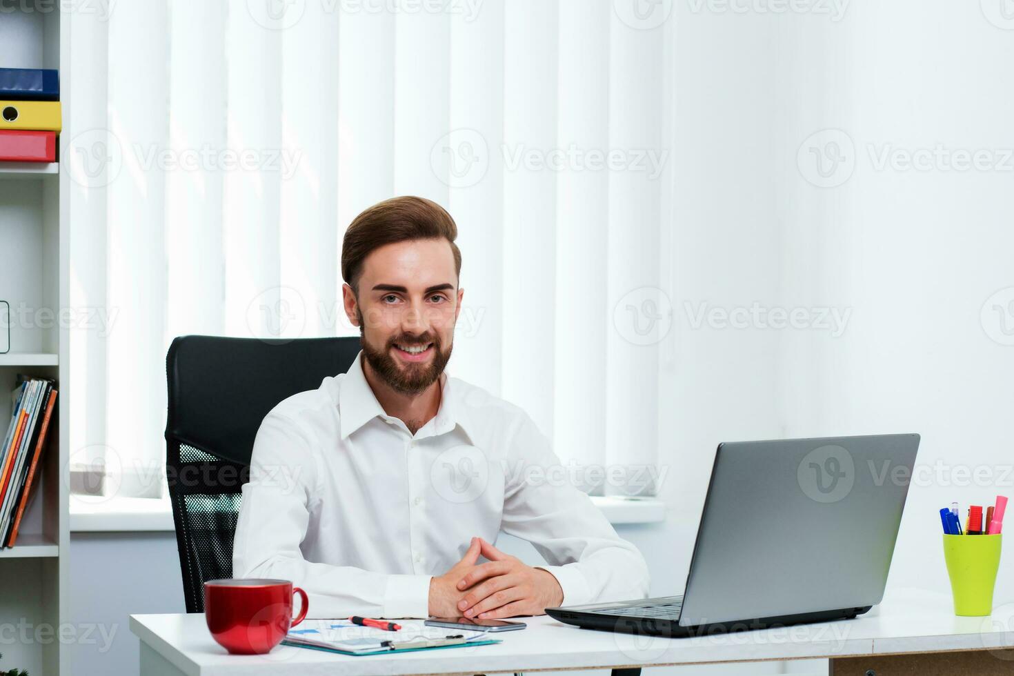 Mens in de kantoor werkplaats laptop zittend Aan de tafel. foto