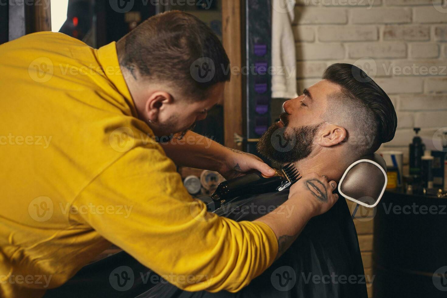 cliënt met groot zwart baard gedurende baard scheren in kapper winkel foto