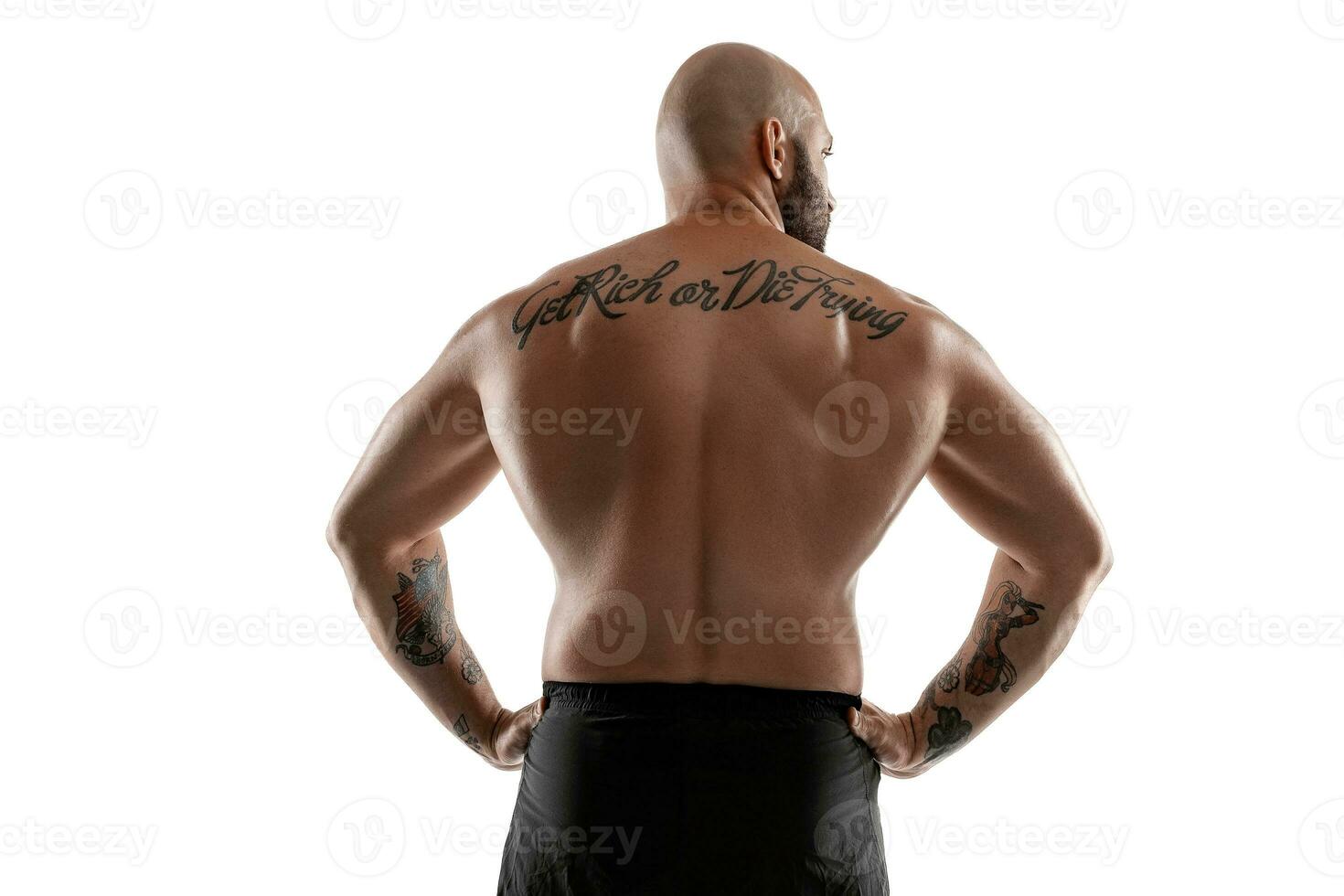 atletisch kaal, getatoeëerd Mens in zwart shorts is poseren geïsoleerd Aan wit achtergrond. detailopname portret. foto