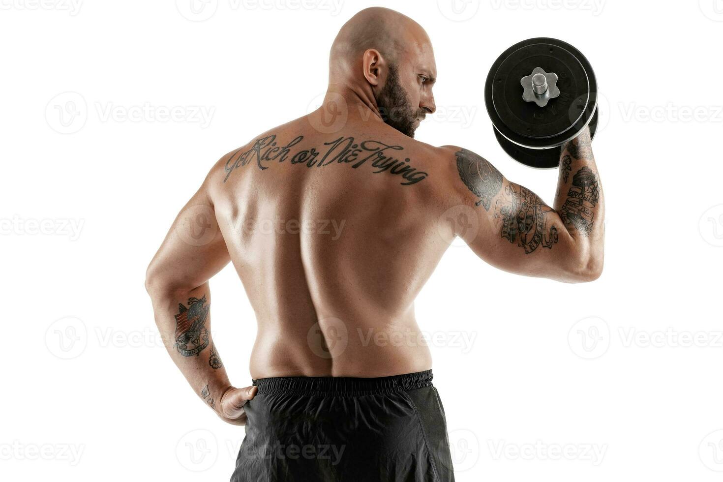 atletisch kaal, getatoeëerd Mens in zwart shorts is poseren met een halter geïsoleerd Aan wit achtergrond. detailopname portret. foto