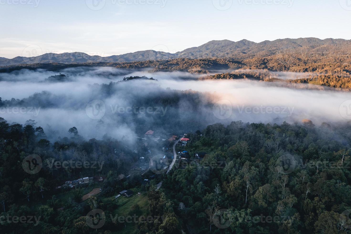 bergen en bomen in een landelijk dorp, hoge hoek in de ochtend foto