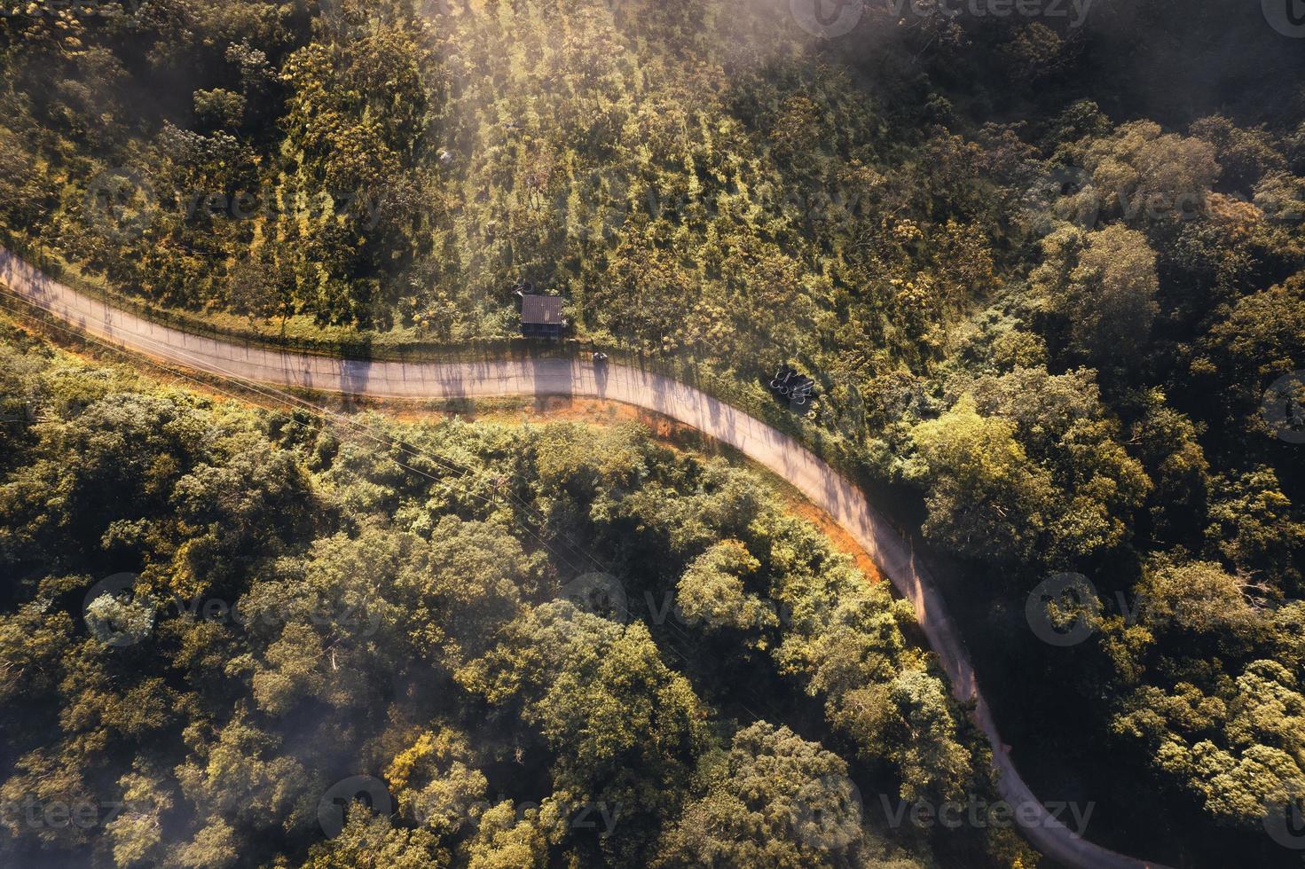 bergen en bomen in een landelijk dorp, hoge hoek in de ochtend foto