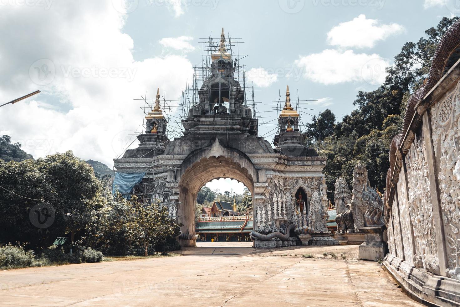 wat phra buddhabat si roi, gouden tempel in chiang mai, thailand foto