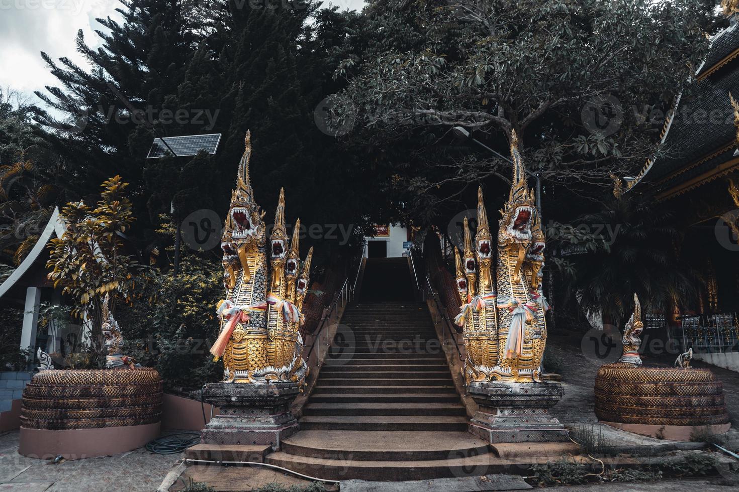 wat phra buddhabat si roi, gouden tempel in chiang mai, thailand foto