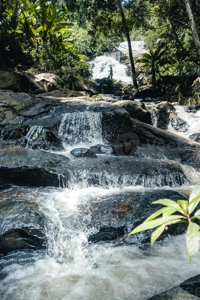 waterval in een tropisch bos overdag foto