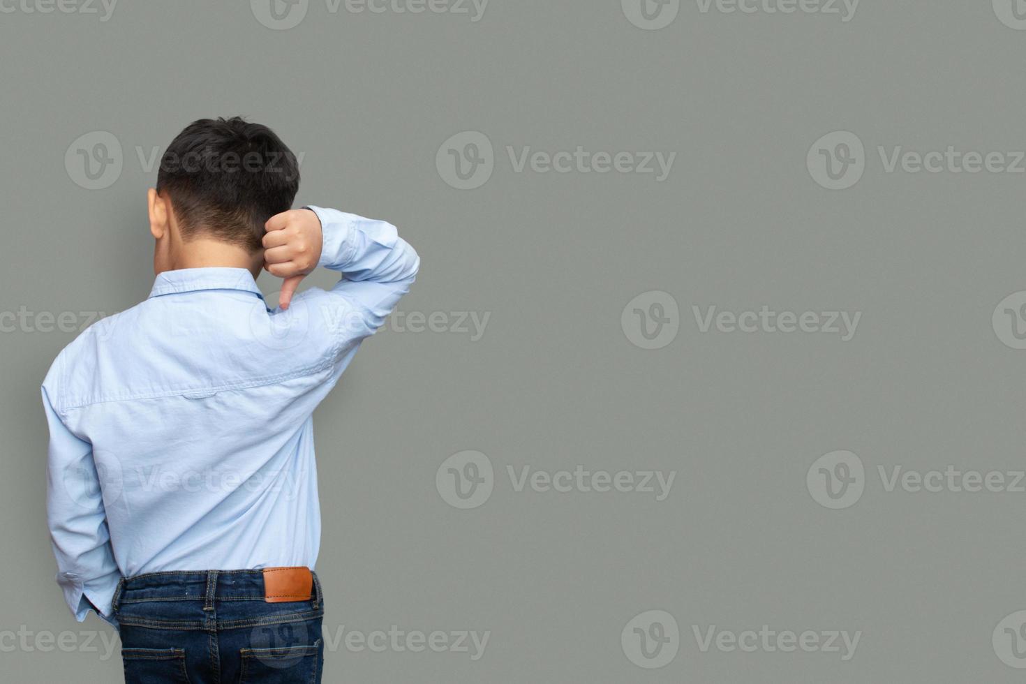 kleine jongen met een formeel shirt geïsoleerd op een effen achtergrond print mockup concept kopie ruimte foto