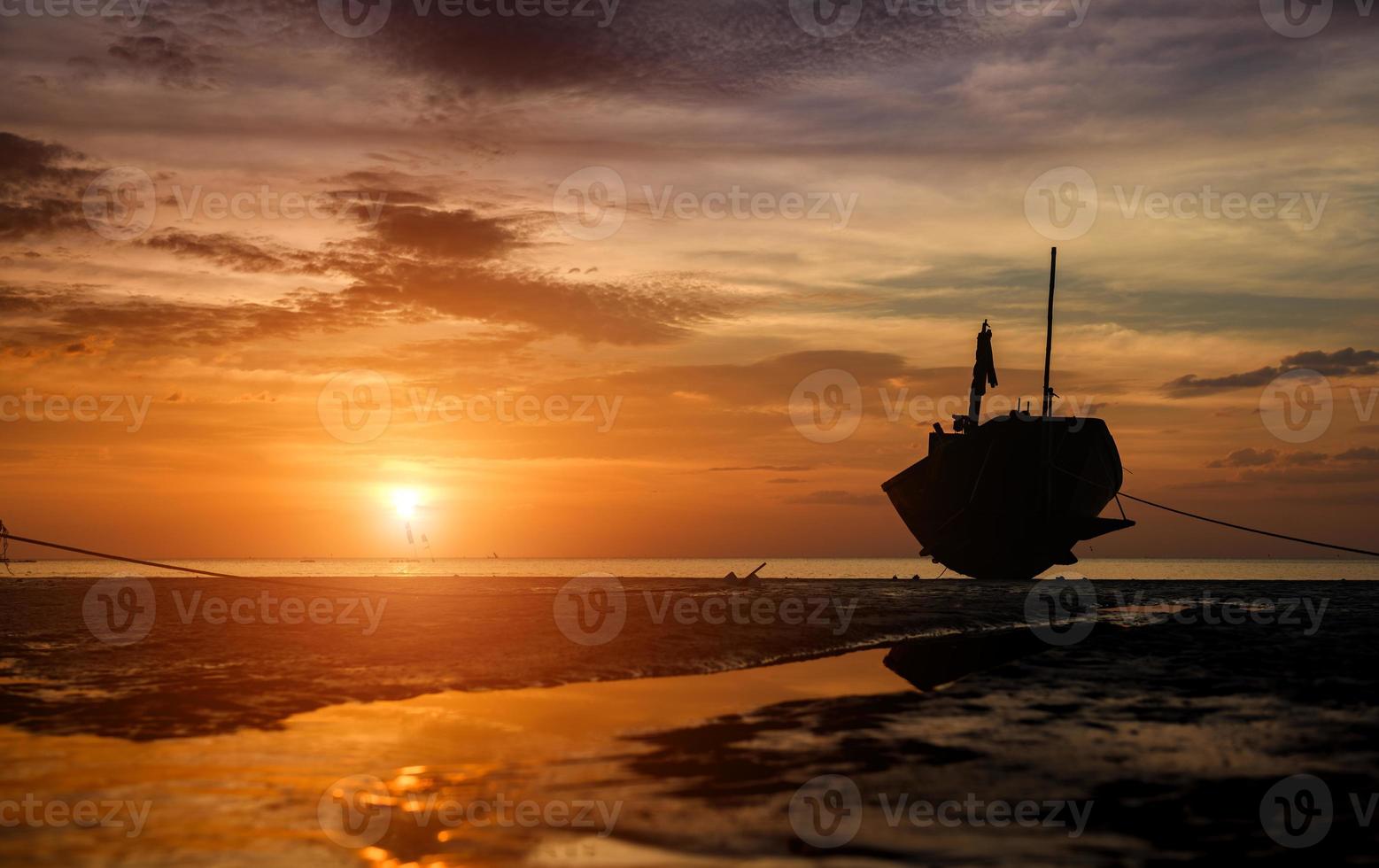 silhouet visserij houten boot met zonsondergang hemel lage verlichting. foto