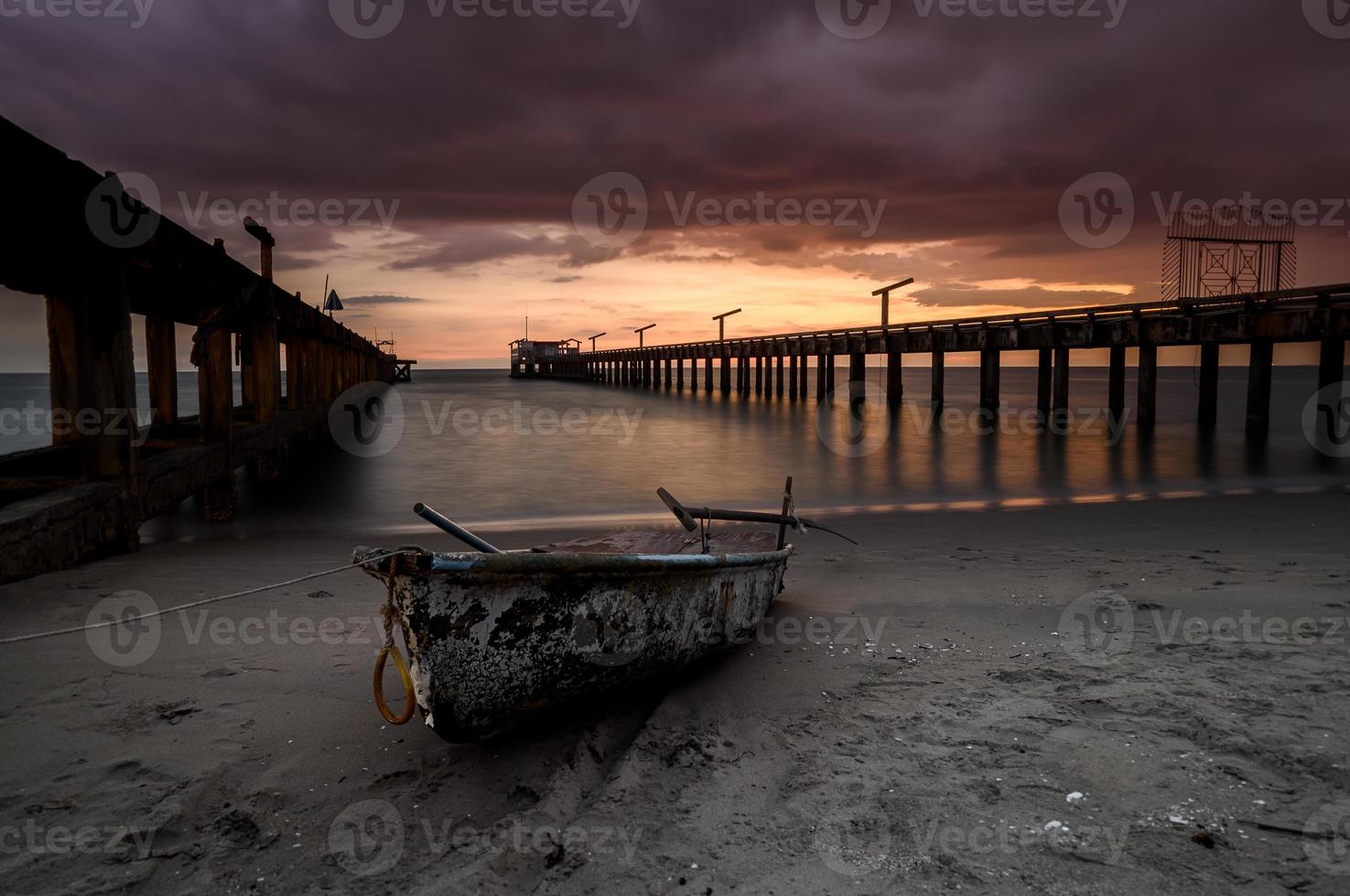 kleine visserij houten boot op het strand. foto