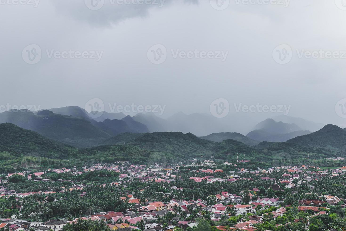 bovenaanzicht van de stad luangprabang in laos. foto