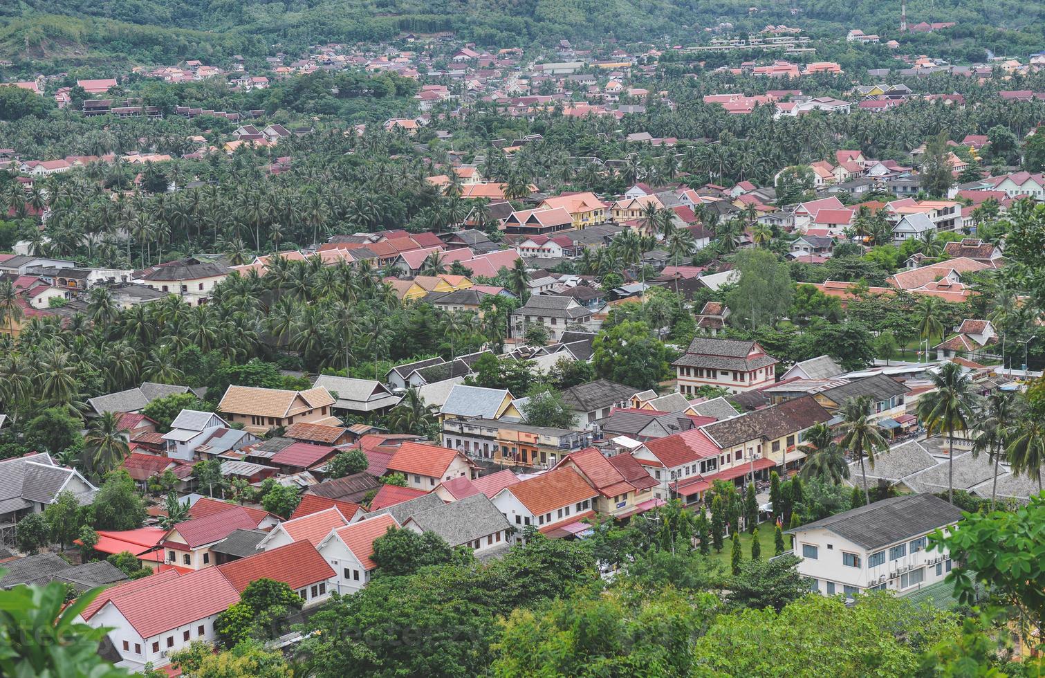 bovenaanzicht van de stad luangprabang in laos. foto