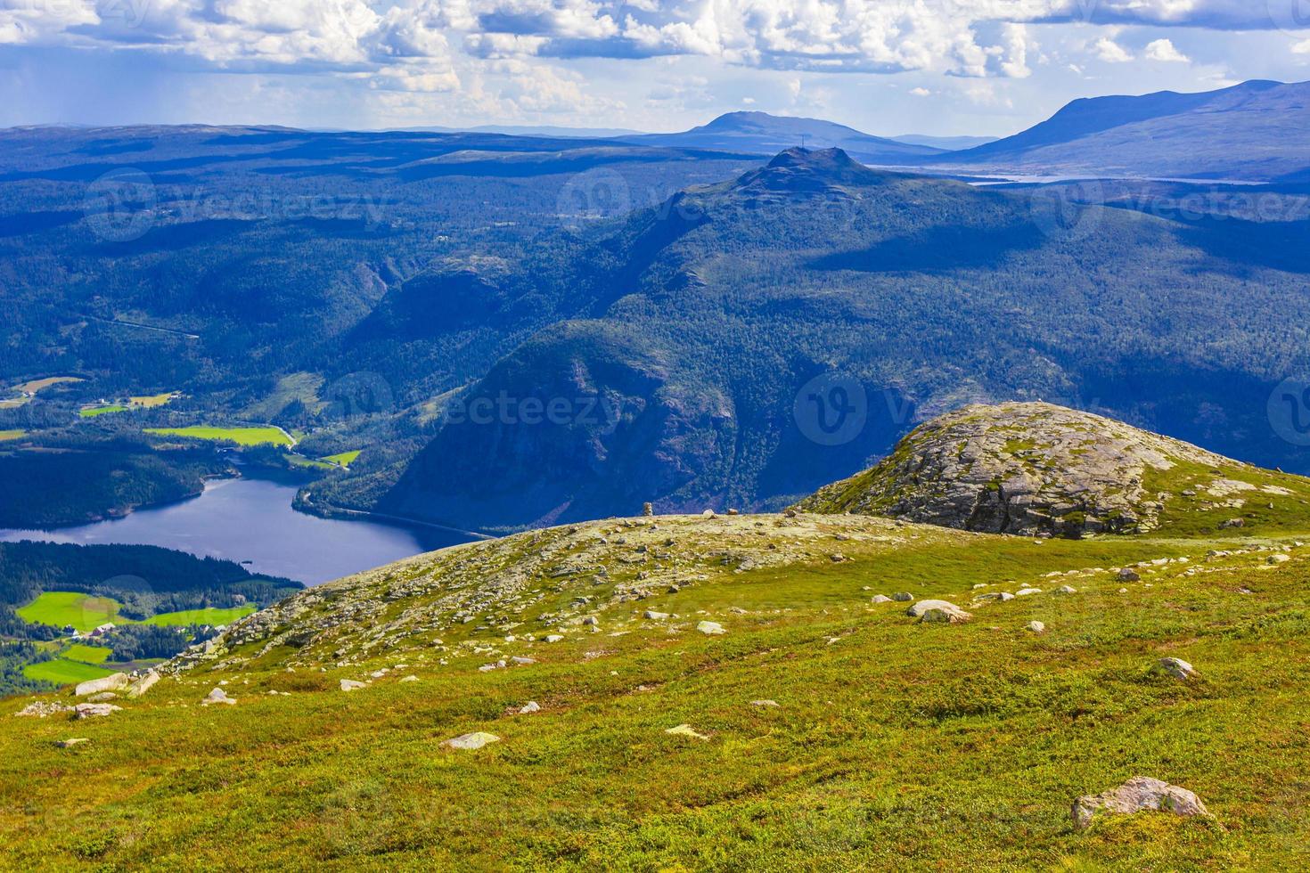 berglandschap panorama en meer vangsmjose in vang noorwegen. foto
