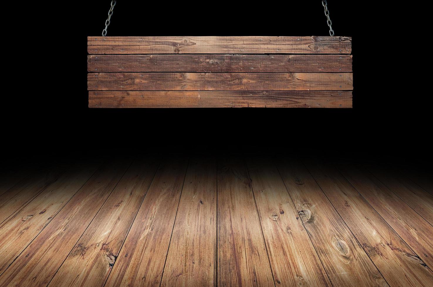 houten tafel met hangend houten bord foto