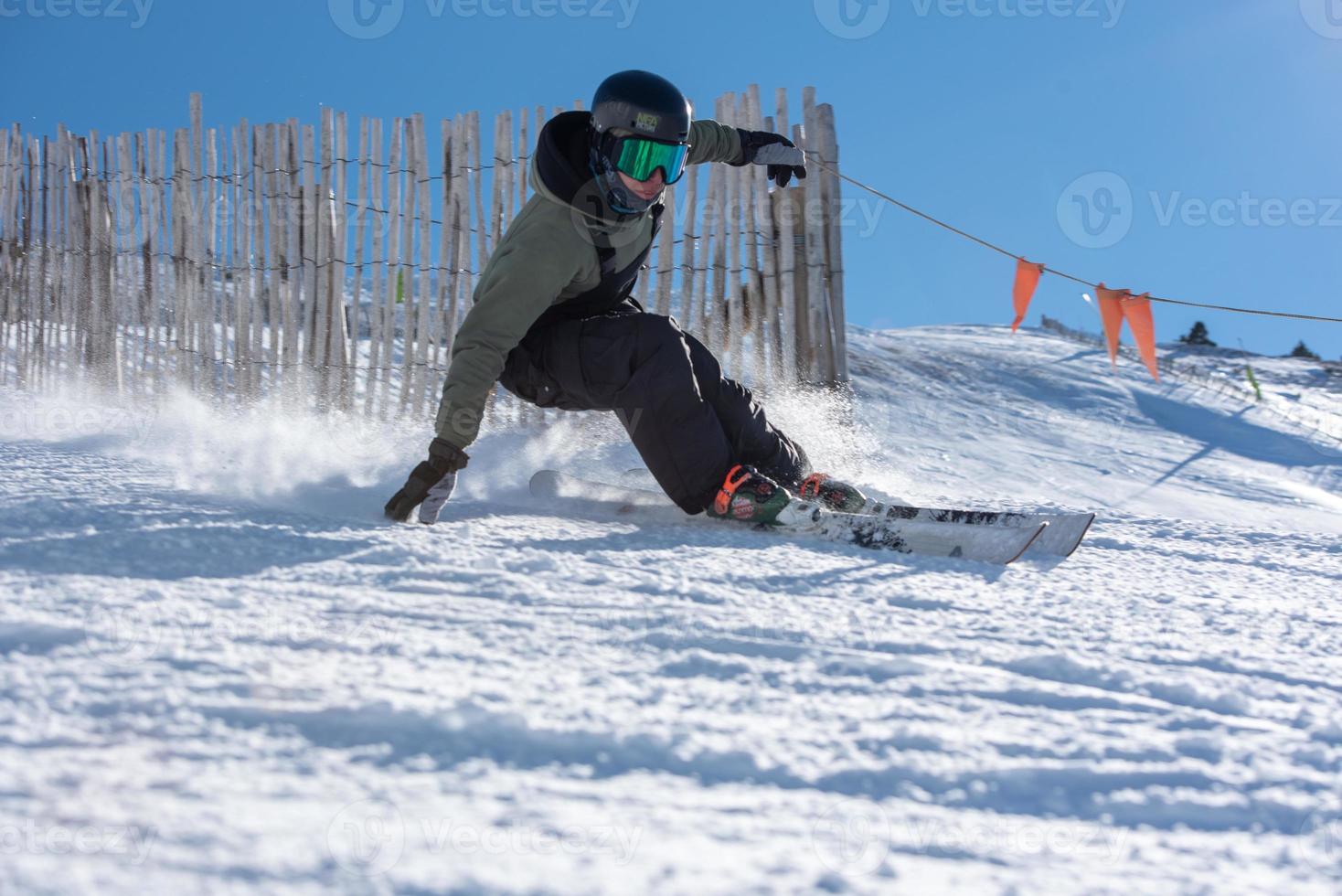 freestyle skiër in het Grandvalira-resort in de winter van 2021 foto