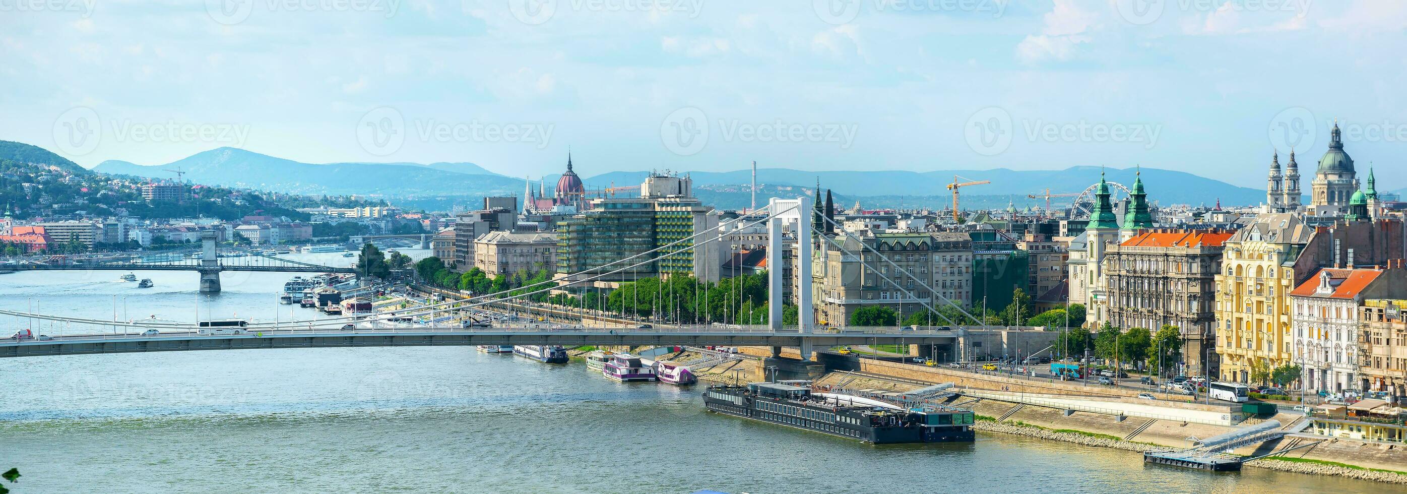 bruggen en parlement van Boedapest foto