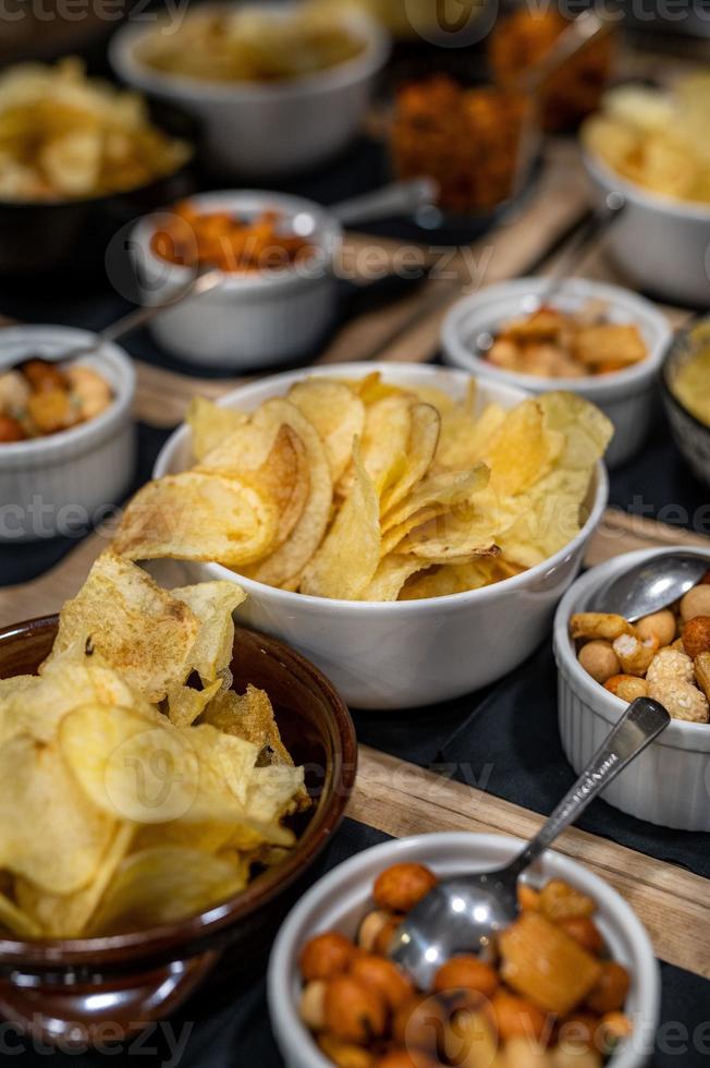 pretzels voor gemengde hapjes op kommen foto