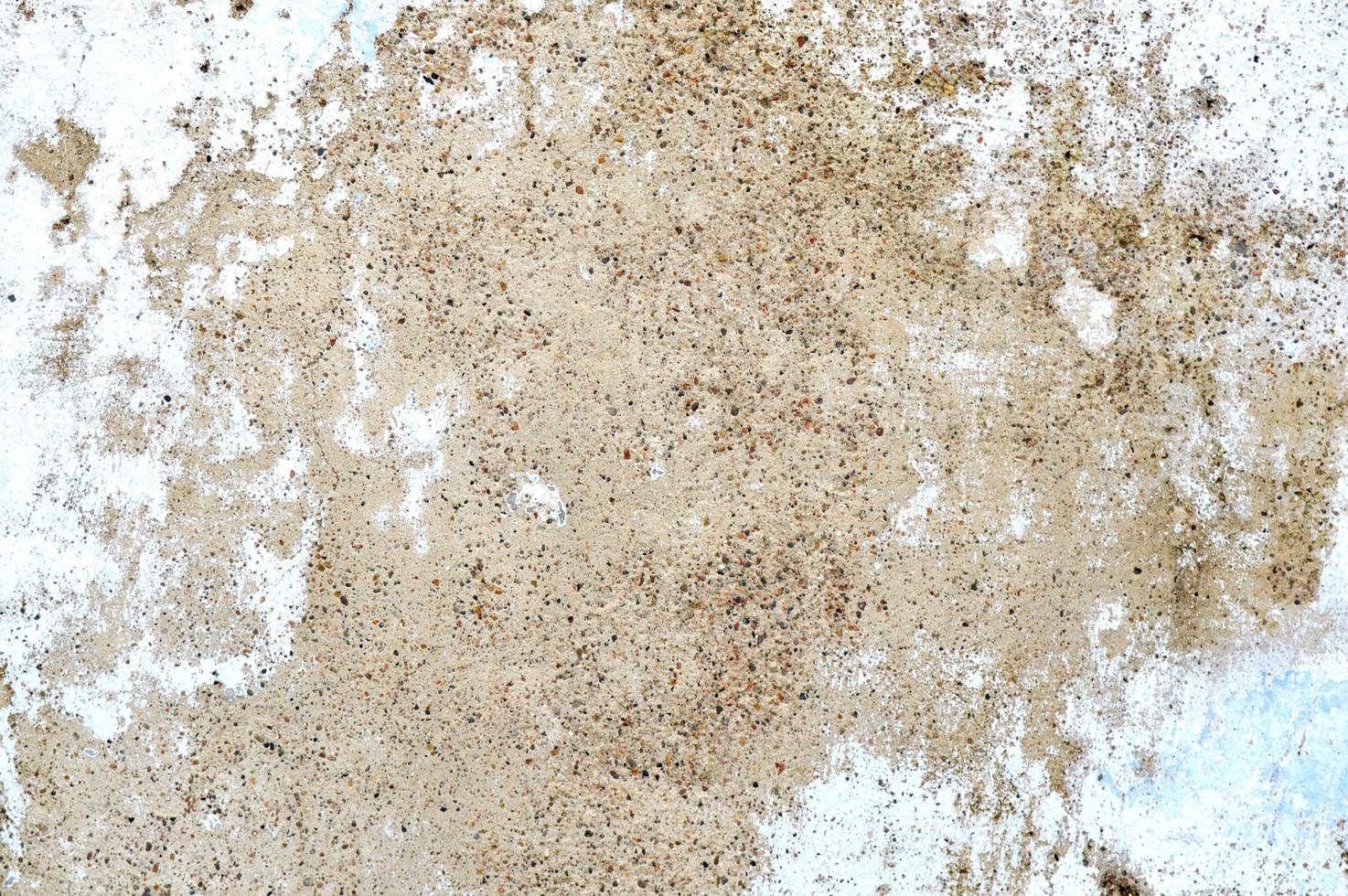 betonnen grijze muur met oude gebarsten verf. zwarte, grijze, witte en beige kleuren. abstracte fotoachtergrond. stedelijke stijl textuur. buitenkant van het gebouw. cement unieke en aantrekkelijke texturen foto