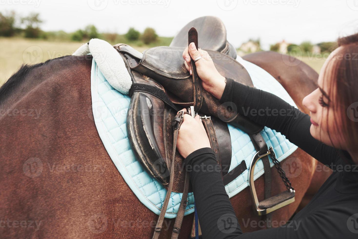 het meisje houdt van dieren en paardrijden foto