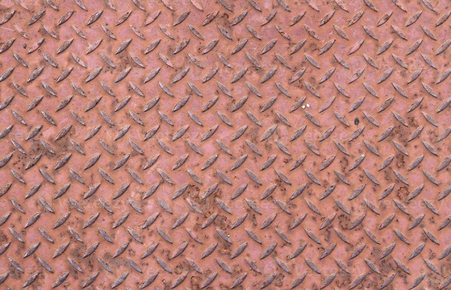 oude armoedig geschilderd in terracotta kleur golfplaten vloer. foto