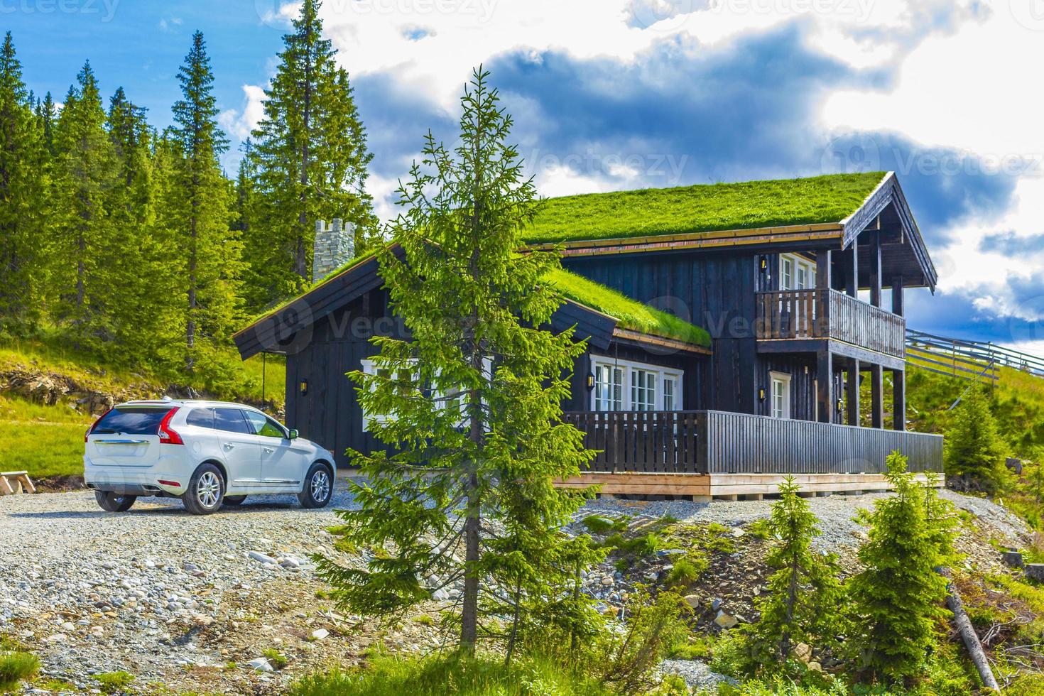 mooie panorama huisjes hutten bergen kvitfjell skigebied favang noorwegen. foto