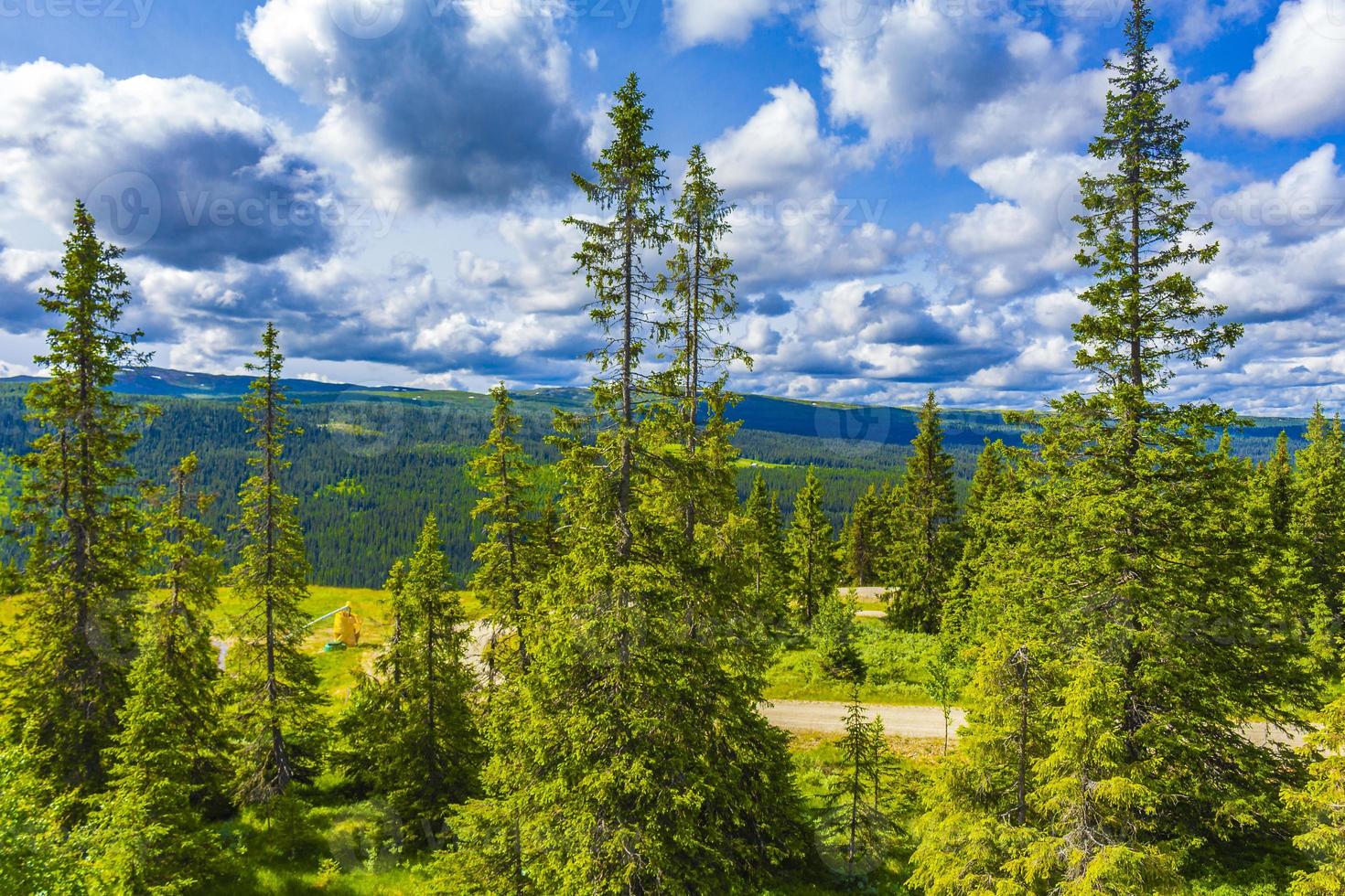 mooie panorama huisjes hutten bergen kvitfjell skigebied favang noorwegen. foto