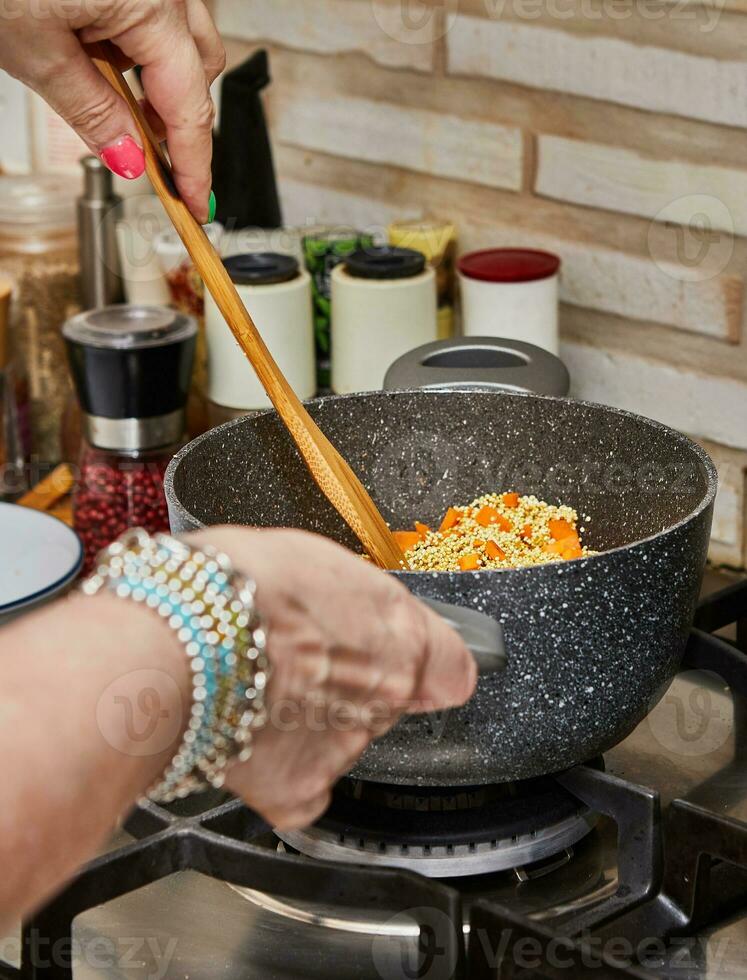 chef Koken heerlijk couscous soep met vers Groenen Aan gas- fornuis foto