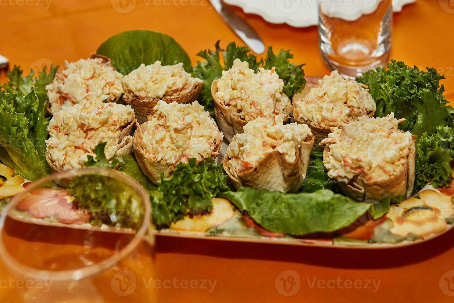 heerlijk eigengemaakt salade met krab stokjes en vers sla Aan marmeren dienblad foto