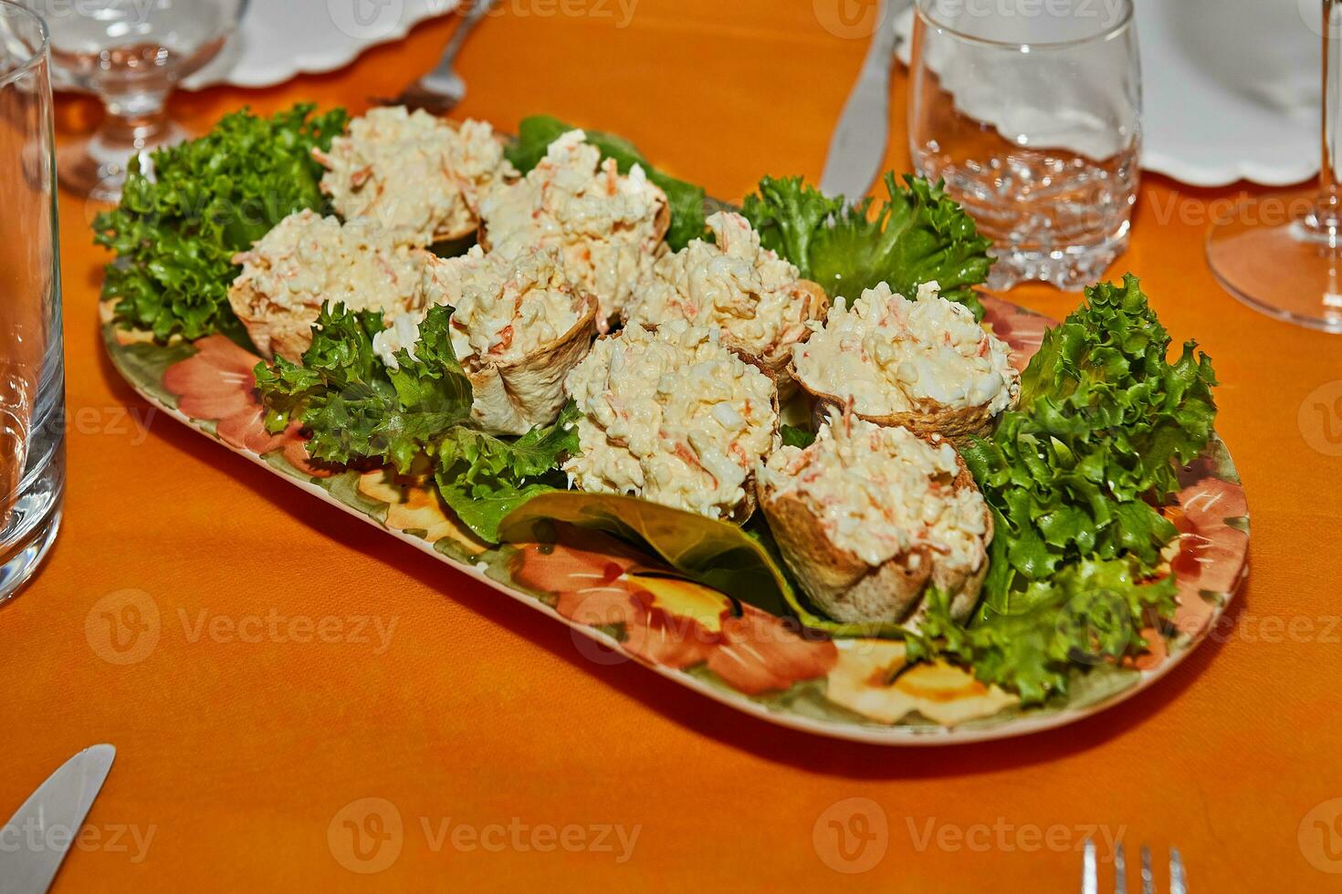 heerlijk eigengemaakt salade met krab stokjes en vers sla Aan marmeren dienblad foto